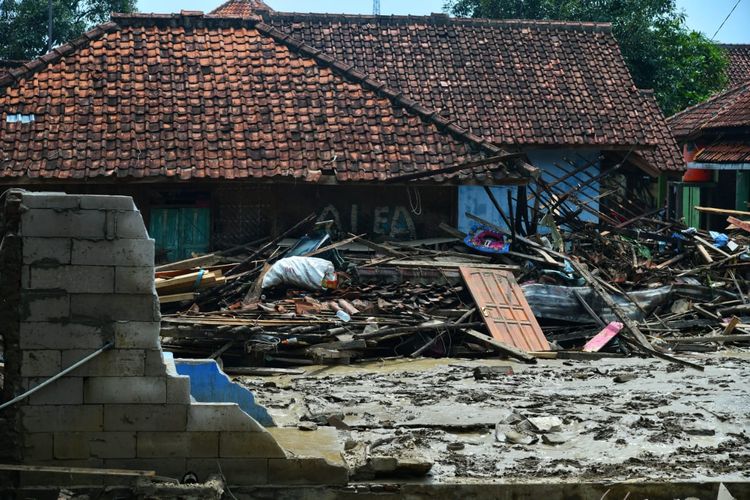 Kondisi terkini lokasi banjir di Dusun Leuwiawi, Desa/Kecamatan Ujungjaya, Kabupaten Sumedang, Selasa (13/2/2024). Salah satu yang terdampak adalah lokasi TPS. 