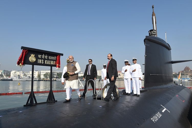 Perdana Menteri India Narendra Modi saat meninjau peresmian kapal selam Angkatan Laut India, INS Kalvari di Mumbai, Desember 2017.