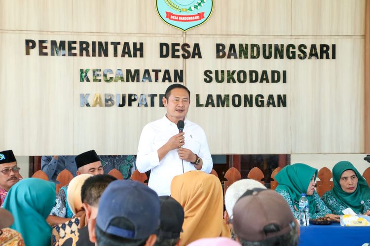 Bupati Lamongan Yuhronur Efendi dalam kegiatan penyerahan simbolis Orangtua Asuh 11 Balita Stunting di Desa Bandungsari, Kecamatan Sukodadi, Sabtu (12/8/2023).

