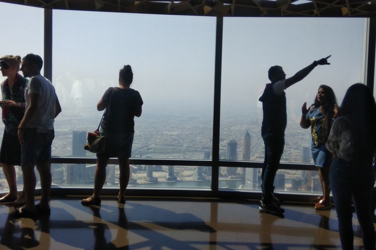 Wisatawan sedang menikmati suasana di lantai 125 Gedung Burj Khalifa, Dubai, Uni Emirates Arab, Kamis (27/10/2017). Burj Khalifa memiliki tinggi 868 meter atau 2.717 meter di atas permukaan laut. Tinggi Burj Khalifa sendiri dua kali lipat Menara Eiffel, Paris dan lebih tinggi dari Gunung Bromo bila diukur dari permukaan laut.