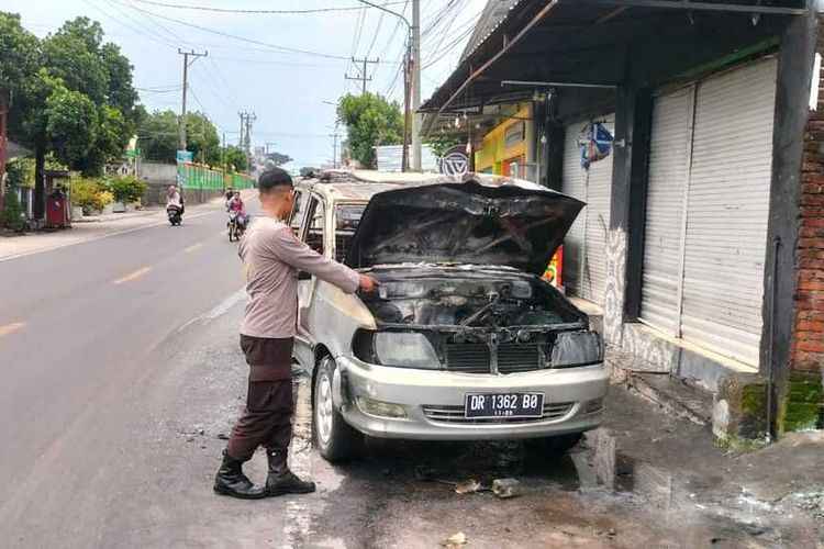 Olah TKP kebakaran mobil di jalan utama Sordang Lenek, tepatnya di Dusun Koloh Petung Timur, Desa Lenek Pesiraman, Kecamatan Lenek, Kabupaten Lombok Timur, Sabtu (6/4/2024).