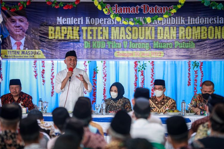 Menteri Koperasi dan UKM (MenKopUKM) Teten Masduki saat berdiskusi dengan para pengurus KUD Tiku V Jorong serta para petani sawit di Kabupaten Agam, Padang, seperti yang dikutip Kompas.com lewat siaran resminya, Jumat (1/7/2022).