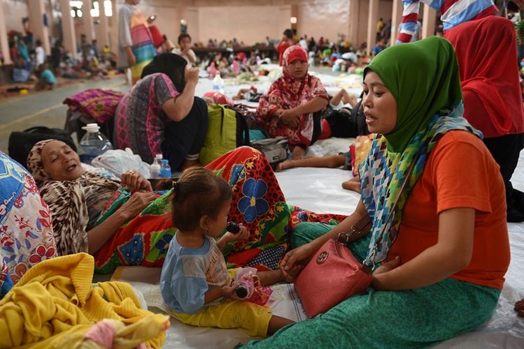 Ratusan warga kota Marawi yang mengungsi akibat baku tembak di kota itu kini ditempatkan di sebuah lokasi penampungan ke arah selatan kota yang sebagian wilayahnya masih diduduki kelompok militan Maute.