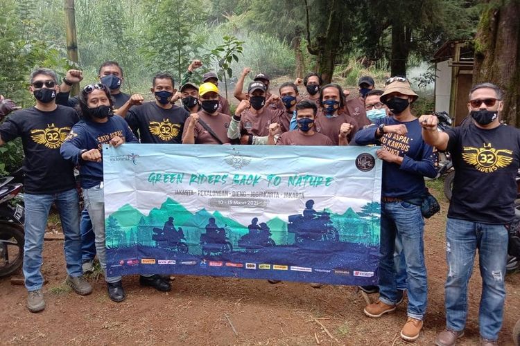 Komunitas sepeda motor LA 32 Riders membersihkan dan mempercantik toilet di Gunung Prau, Dieng, Jawa Tengah.