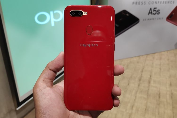 Ilustrasi Oppo A5s bagian belakang warna merah