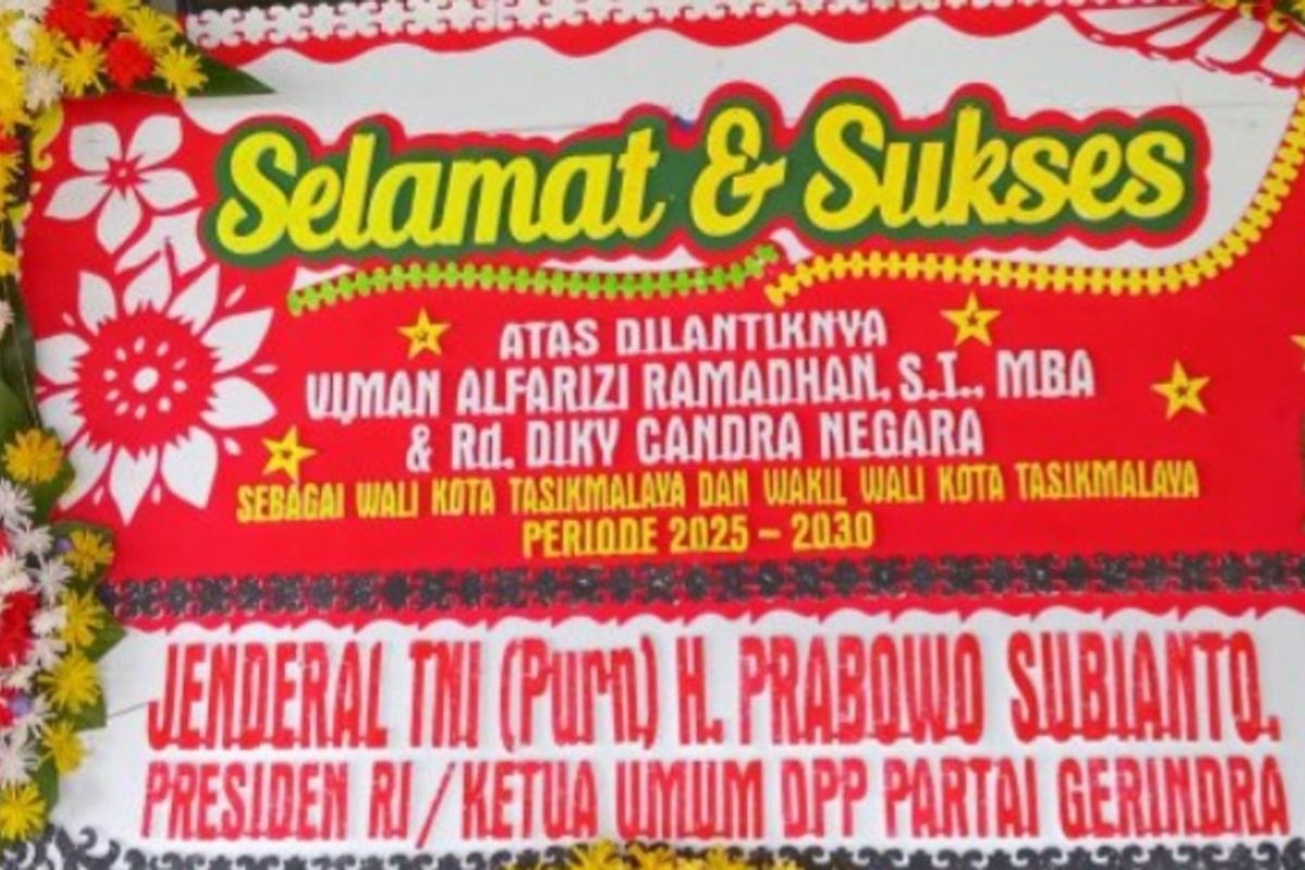 Karangan Bunga ucapan selamat pelantikan kepada pasangan Wali Kota dan Wakil Wali Kota Tasikmalaya, Viman Alfarizi Ramadhan-Dicky Candra dari Presiden RI Prabowo Subianto terpampang di Bale Kota Tasikmalaya, Jawa Barat, Kamis (20/2/2025).