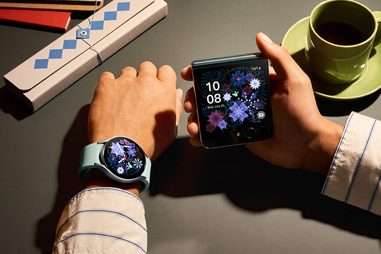 Pengguna dapat melakukan kustomisasi layar sekunder Galaxy Z Flip 5 dan menyeragamkan tampilannya di Samsung Galaxy Watch 6 series