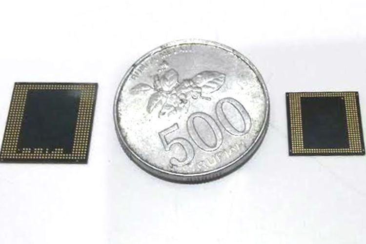 Perbandingan ukuran chip Snapdragon 835 (kanan) dengan Snapdragon 821 dan uang logam Rp 500. Fisik Snapdragon 835 lebih kecil karena dibuat menggunakan proses fabrikasi 10nm, dibandingkan 14nm pada Snapdragon 821.