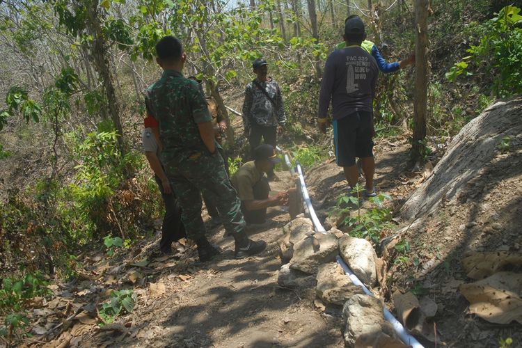 Sumber mata air yang ditemukan di petak 72 RPH Genengsari, BKPH Kuncen, KPH Gundih, wilayah Kecamatan Toroh, Grobogan, Jateng, dialirkan ke warga melalui pipa, Selasa (22/10/2019).