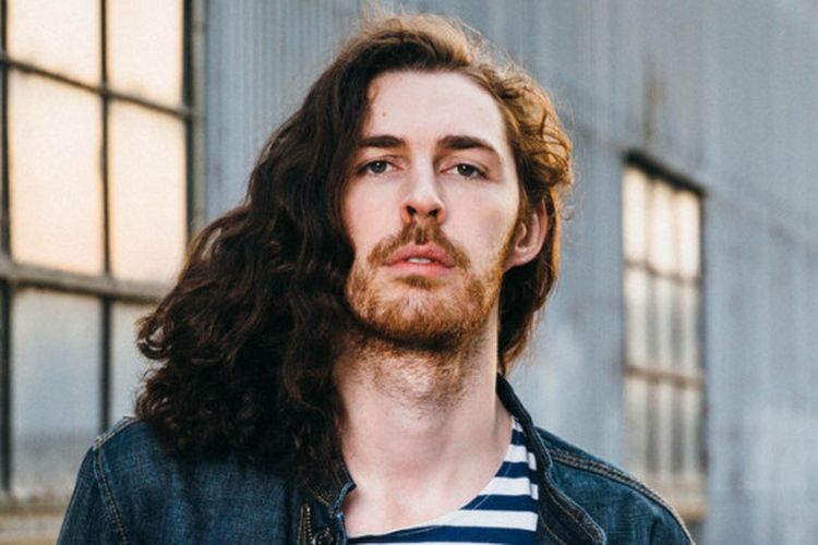 Pelantun Take Me To Church, Hozier. 