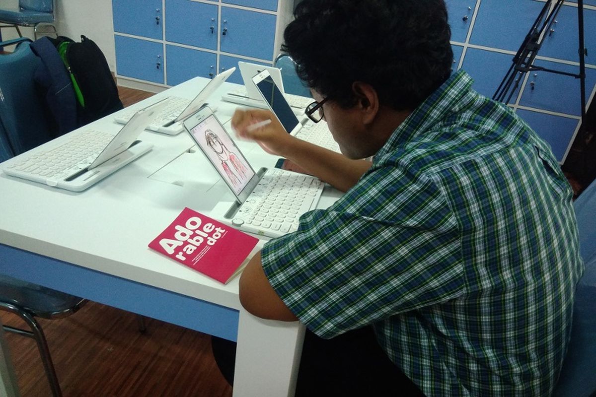 Jason Toni Maitimu, Siswa kelas 10 SMA Pangudi Luhur, sedang mencoba Samsung Smart Learning Class pada Selasa(20/3/2018). 