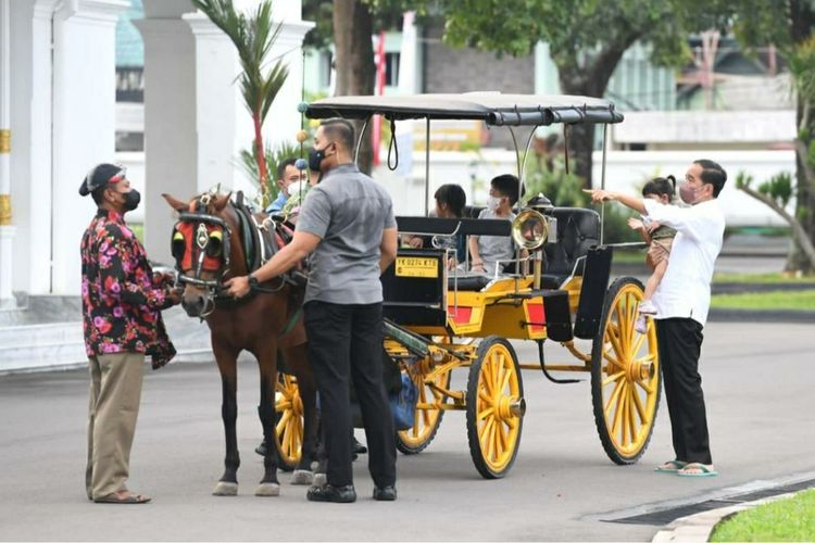 Momen Presiden Joko Widodo mengisi libur Lebaran bersama ketiga cucunya di Yogyakarta, Selasa (3/5/2022).