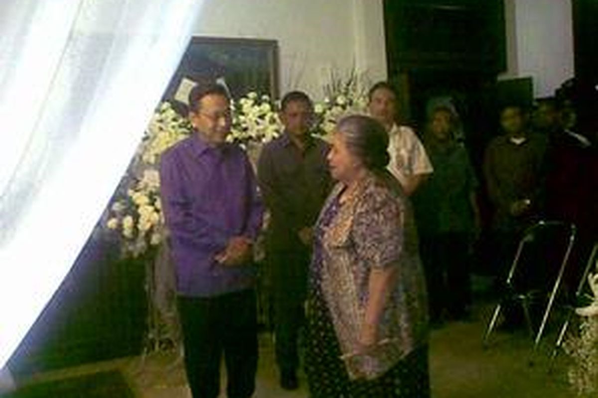 Wakil Presiden Boediono melayat di rumah duka almarhum Frans Seda, di Pondok Indah, Jakarta, Kamis (31/12/2009) malam.