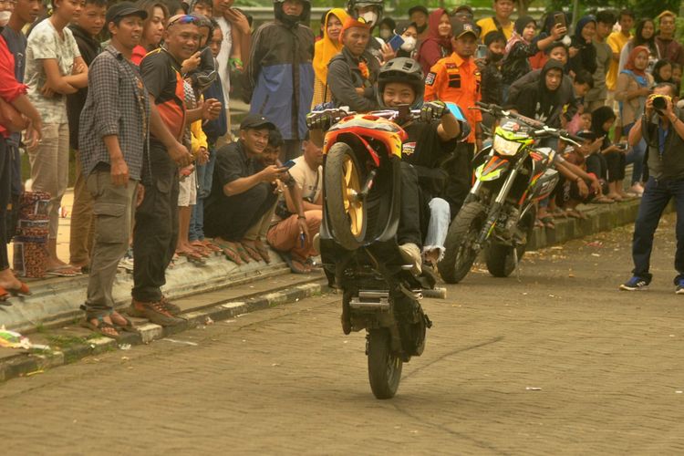 Seorang freestyler beratraksi di atas sepeda motor dalam acara penggalangan dana untuk korban gempa bumi