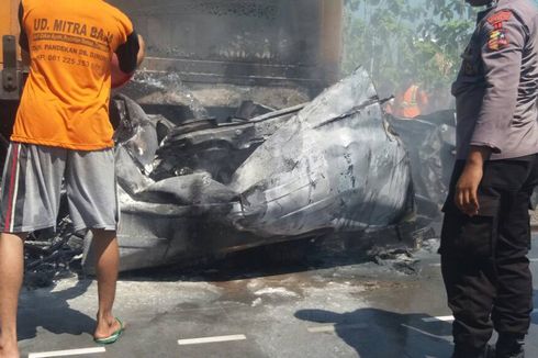 Ditabrak Kereta Api, Mobil Terbakar, 4 Orang Tewas
