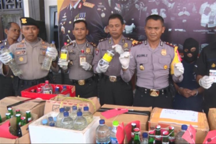Polisi menunjukkan barang bukti berupa minuman keras serta narkoba jenis sabu yang berhasil diamankan selama Operasi Tumpas Semeru 2018, Kamis (26/4/2018).
