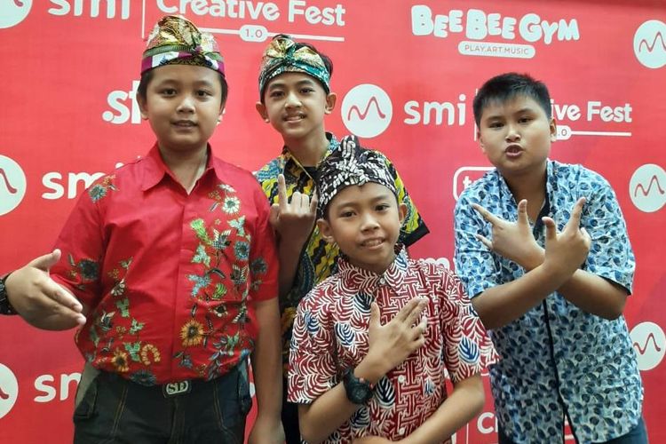 Andro (kanan) bersama ketiga rekannya Davin, Vano dan Favian saat ditemui di SMI Building, Puri Anjasmoro Raya Blok E1 nomor 21 Semarang, Minggu (17/11/2019)