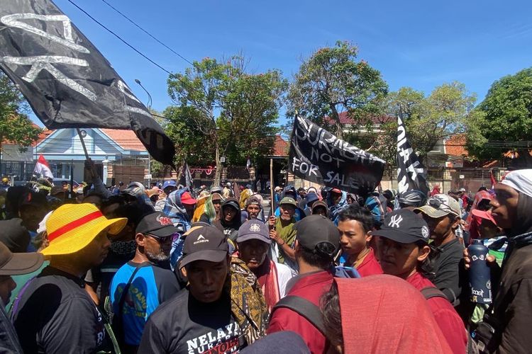 Tolak Proyek SWL, Para Nelayan hingga Petani Tambak Gelar Aksi di Balai Kota Surabaya