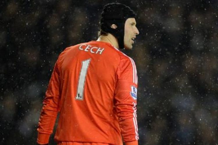 Salah satu ekspresi mantan kiper Chelsea Petr Cech, pada pertandingan perempat final Piala Liga melawan Derby County, di iPro Stadium, Derby, 16 Desember 2014.