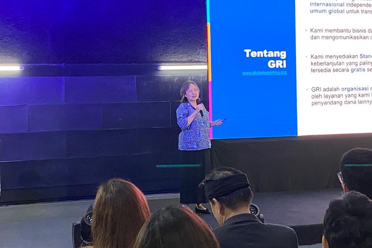  Global Reporting Initiative (GRI) Program Manager Asean, Lany Harijanti, menjelaskan soal laporan keberlanjutan dalam Lestari Forum, Kamis (8/5/2025). 