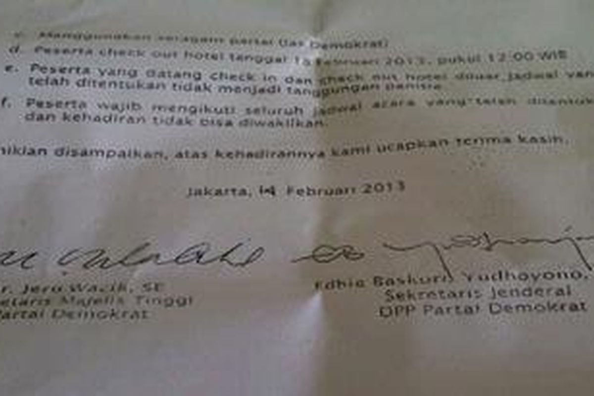 Surat undangan rapat pimpinan nasional (Rapimnas) Partai Demokrat tidak mencantumkan Anas Urbaningrum sebagai Ketua Umum Partai Demokrat.