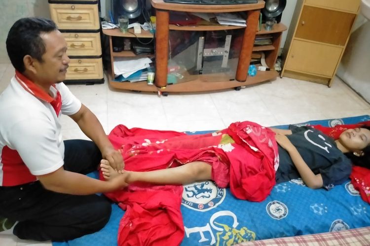 Echa, penderita sindrom putri tidur asal Banjarmasin, Kalsel diberi pengobatan alternatif oleh orang tuanya, Jumat (9/4/2021). 