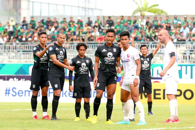 Pemain Persebaya Surabaya dan PSM Makassar saling jaga saat pertandingan pekan ke-26 Liga 1 2022-2023 yang berakhir dengan skor 0-1 di Stadion Gelora Joko Samudro Gresik, Jumat (24/2/2023) sore.
