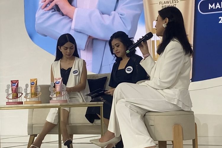 Melisa Caroline, Ariel Tatum, dan Renny Hadibuan dalam konferensi pers Gluta-Hya Beauty Clinic bersama Vaseline dan SKIN+ Clinic di Mall Kota Kasablanka, Jakarta Selatan, Sabtu (26/4/2025).