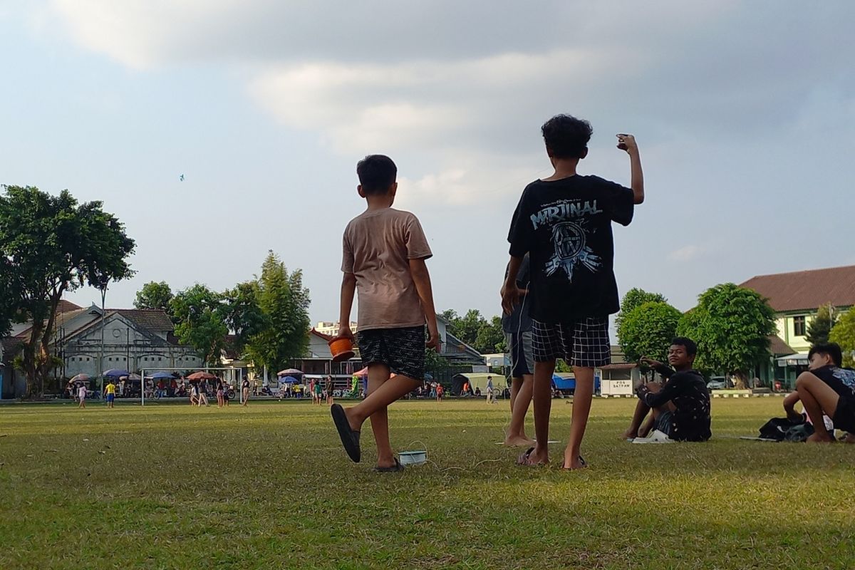 Anak-anak bermain layangan.