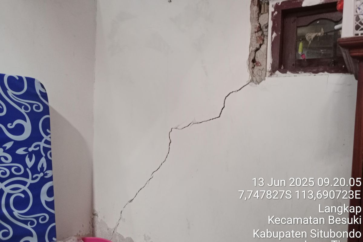 Foto: Rumah milikMulyadiono (51) warga Desa Langkap, Kecamatan Besuki, Kabupaten Situbondo, Provinsi Jawa Timur rusak pada Jumat (13/6/2025). 