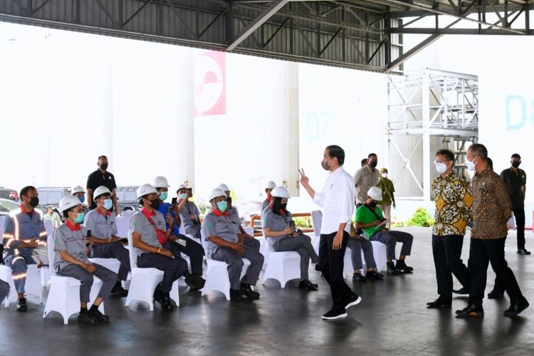 Presiden Joko Widodo saat meninjau pelaksanaan vaksinasi kawasan Industri di Kabupaten Bekasi, Kamis (24/2/2022).