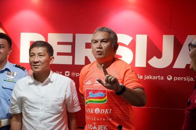 Ketua The Jakmania, Ferry Indrasjarief (kanan), saat menghadiri konferensi pers di Kantor Persija Jakarta, di Rasuna Office Park, Kuningan, Jakarta, Senin (8/7/2019).