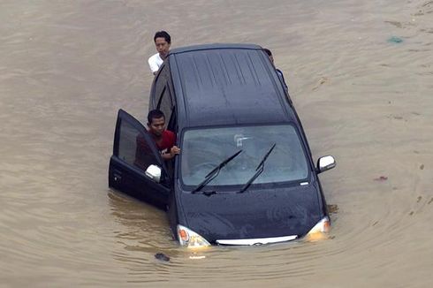 Cara Auto2000 Ringankan Konsumen yang Mobilnya Terendam Banjir