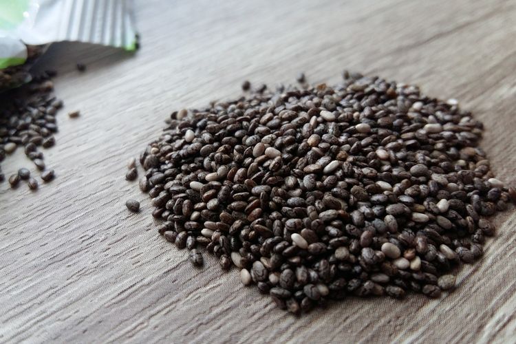 Manfaat chia seed untuk diet sebagian karena kandungan seratnya yang tinggi, yakni sekitar 9,75 gram per porsi 28 gram.