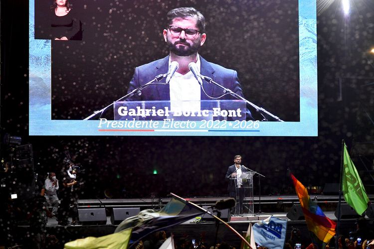 Presiden Chile terpilih Gabriel Boric, dari koalisi Saya menyetujui Martabat, berbicara kepada para pendukungnya setelah kemenangannya dalam pemilihan presiden putaran kedua di Santiago, Chile, Minggu, 19 Desember 2021. 