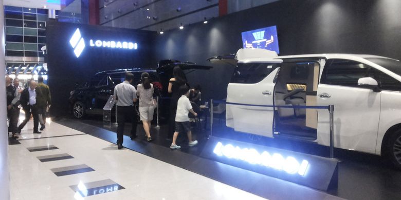 Booth Lombardi Auto Indonesia yang dibuka selama penyelenggaraan pameran Indonesia International Motor Show (IIMS) 2018, JIExpo, Kemayoran, Jakarta.