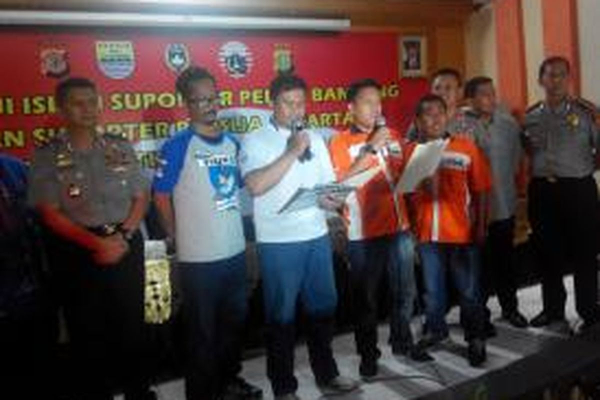 Pembacaan piagam kesepakatan damai antara Viking dan Jakmania di Mapolres Bogor,Cibinong, Kabupaten Bogor, Jawa Barat, Jumat (11/4/2014)