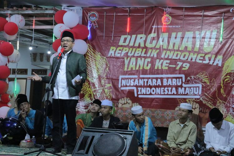 Bupati Bandung Dadang Supriatna saat menghadiri pelaksanaan Tabligh Akbar Memperingati HUT ke-79 Kemerdekaan RI di Jalan Situ Sipatahunan RW 06 Kelurahan Baleendah Kecamatan Baleendah, Minggu (1/9/2024) malam. 
