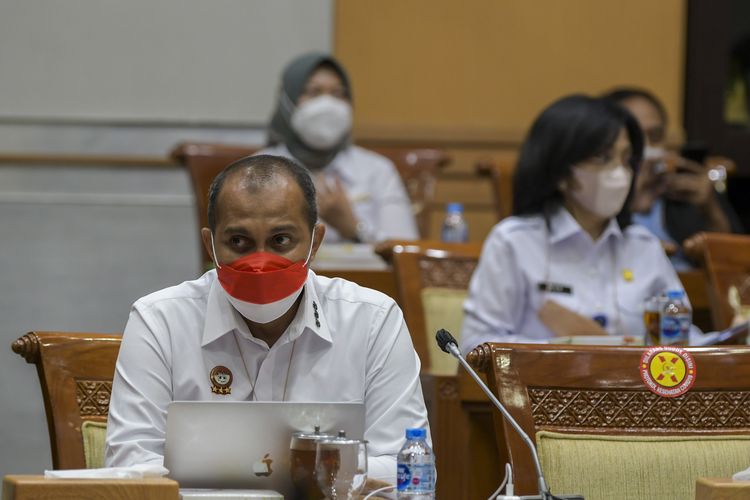 Wakil Menteri Hukum dan HAM (Wamenkumham) Edward Omar Sharif Hiariej (kiri) mengikuti rapat kerja dengan Komisi III DPR di Kompleks Parlemen, Senayan, Jakarta, Senin (15/11/2021). Rapat tersebut beragendakan pembahasan jadwal dan rencana kerja pembahasan RUU tentang Kejaksaan serta mendengarkan pandangan pemerintah dan pimpinan Komisi III DPR atas RUU tentang Kejaksaan. ANTARA FOTO/Galih Pradipta/foc.