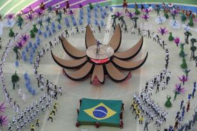 Penampilan kesenian pada pembukaan Piala Dunia 2014 di Corinthians Arena di Sao Paulo, sebelum laga perdana Brasil melawan Kroasia, 13 Juni 2014.