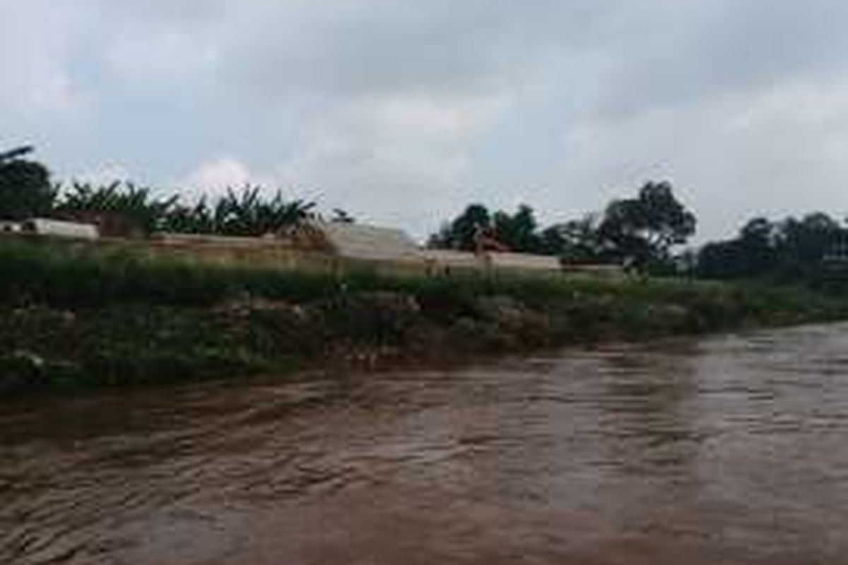 Kondisi tepian Sungai Ciliwung di wilayah Rindam Jaya, Condet, Jakarta Timur, setelah dinormalisasi. Rabu (25/5/2016)