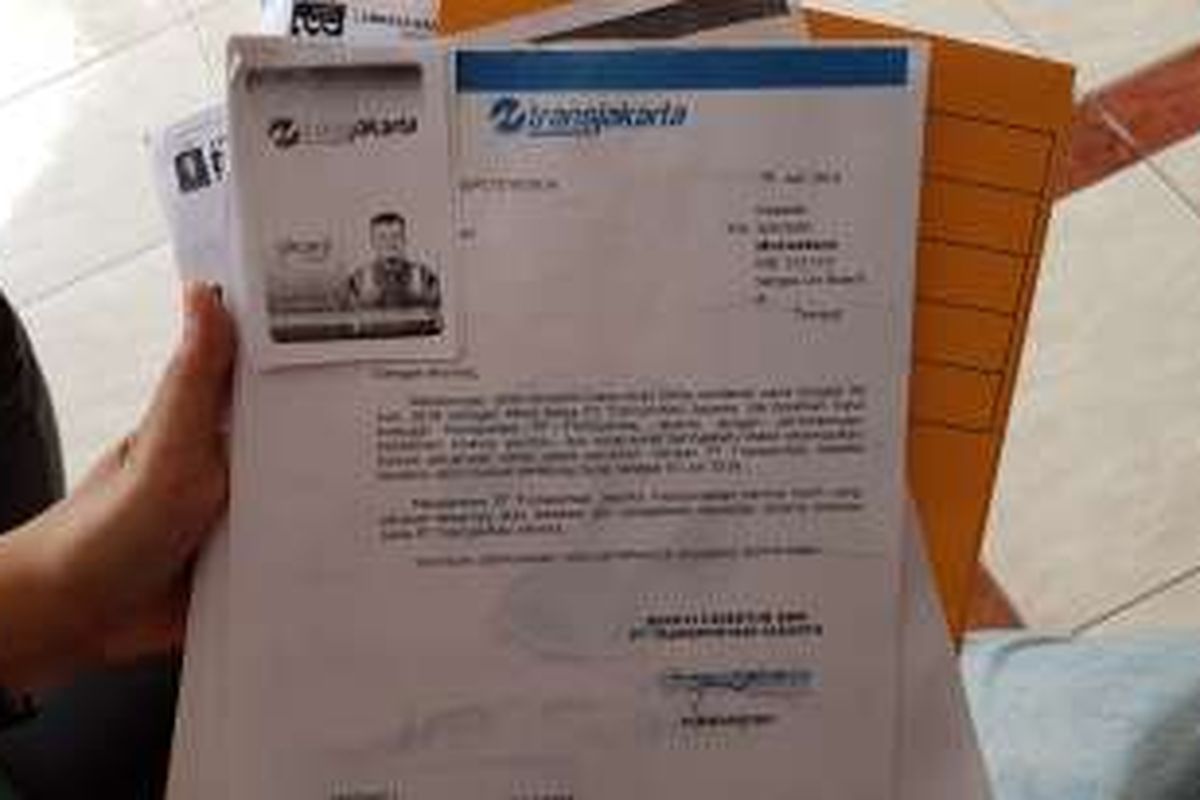 Surat pemberitahuan dari PT Transportasi Jakarta kepada karyawannya soal pemutusan hubungan kerja (PHK) yang diadukan ke Komnas HAM, Rabu (31/8/2016). Para karyawan yang di-PHK merasa dirugikan karena PHK dilakukan secara mendadak dan tidak ada surat peringatan terlebih dahulu.