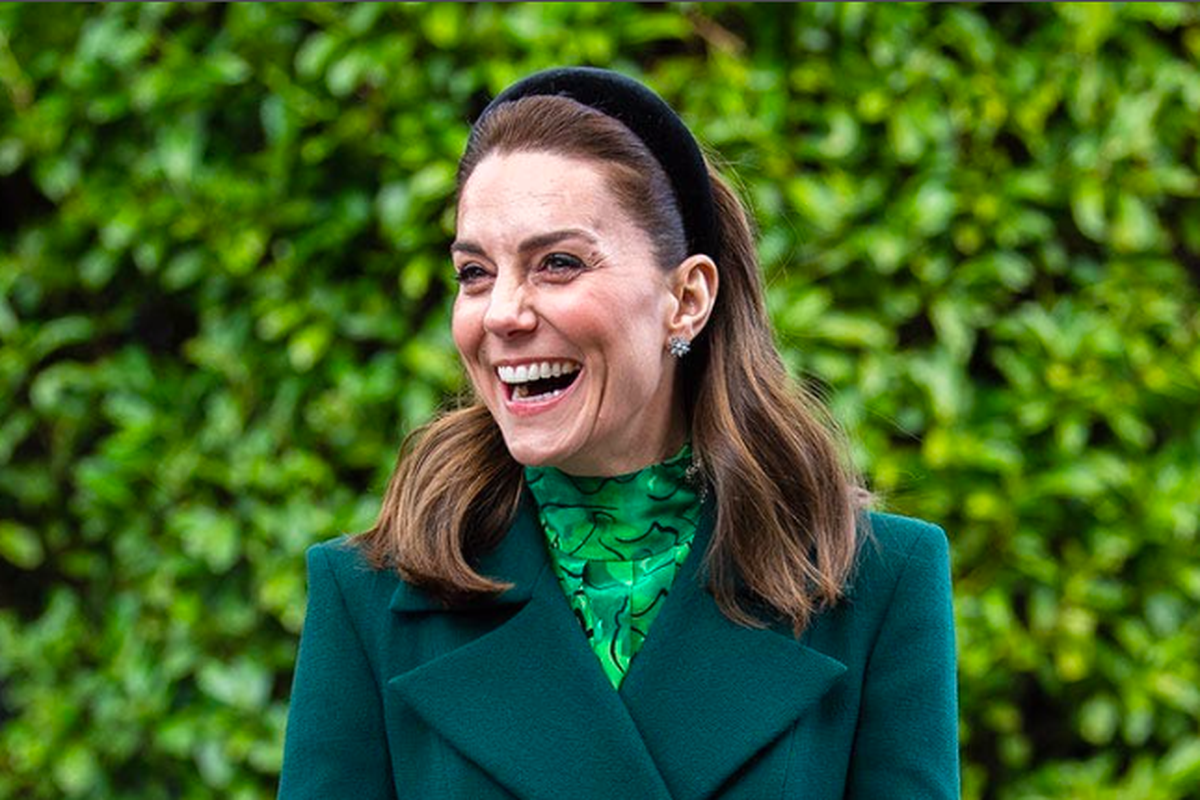 Kate Middleton menggunakan  gaun dari Alessandra Rich dan anting dari Asprey Daisy Heritage.