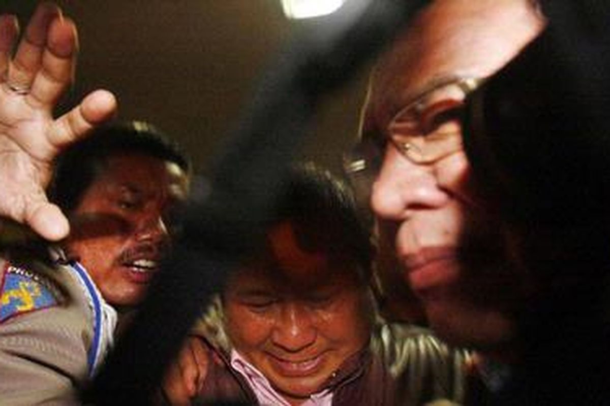 Mantan Kabareskrim, Komjen Pol Susno Duadji usai menjalani pemeriksaan internal oleh Divisi Profesi dan Pengamanan (Propam) di Mabes Polri, Jakarta Selatan, Senin (12/4/2010) malam. Sore sebelumnya Susno ditangkap di Bandara Soekarno-Hatta saat akan berobat ke Singapura.