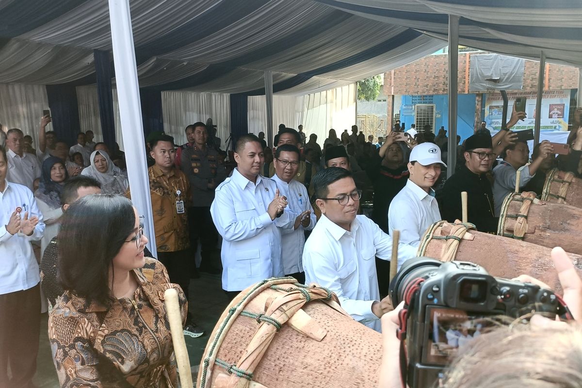 Gubernur Banten Andra Soni merealisasikan program andalannya saat kampanye yakni Sekolah Gratis pada tahun ajaran 2025/2026 di 811 SMA swasta sederajat.