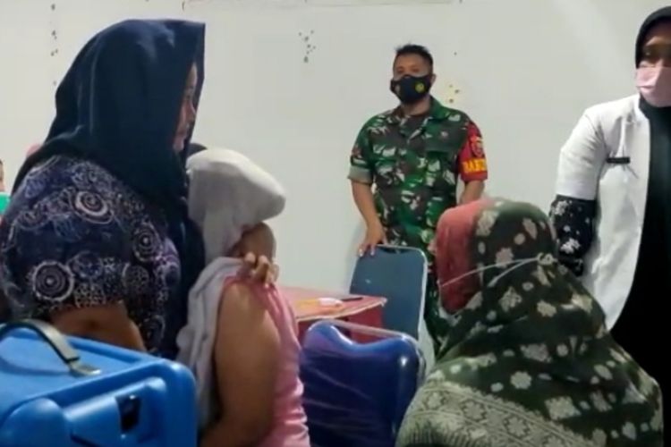 Epiyanti (30), seorang napi perempuan di Lapas Pasir Pengaraian Kabupaten Rokan Hulu, Riau, menangis histeris saat disuntik vaksin, Jumat (31/12/2021).