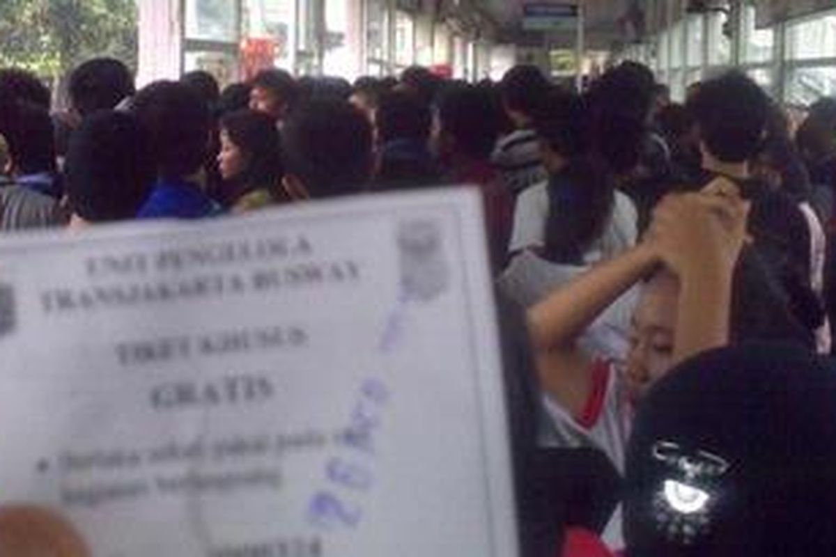 Sejumlah penumpang memadati halte Transjakarta Dukuh Atas pada hari program gratis naik Transjakarta, Minggu (26/2/2012) dilaksanakan.