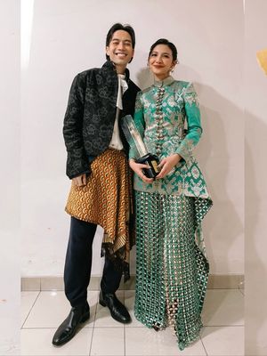 Gaya kompak Vidi dan Sheila di Piala FFI 2025 mencuri perhatian. Keduanya tampil elegan memadukan unsur modern dan tradisional.
