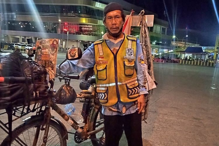 Zulkifli Tanjung (45) warga Sumatera Barat yang hendak kembali ke Bukit Tinggi saat ditemui di Dermaga 1 Pelabuhan Bakauheni, Sabtu (8/5/2022) dini hari.
