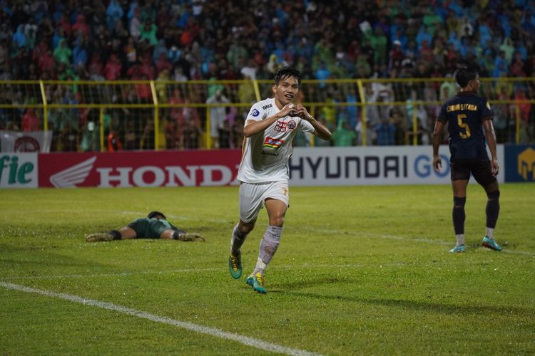 Perayaan gol penyerang Persija Jakarta, Witan Sulaeman, saat mencetak gol kala menghadapi PSM Makassar pada laga lanjutan Liga 1 2023-2024 di Stadion Gelora BJ Habibie di Parepare, Sulawesi Selatan, pada Jumat (3/11/2023).